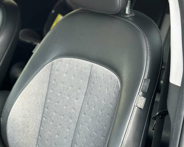 Серый Хендай Ioniq 5, объемом двигателя 0 л и пробегом 185 тыс. км за 23900 $, фото 64 на Automoto.ua