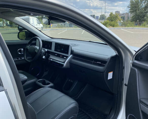 Серый Хендай Ioniq 5, объемом двигателя 0 л и пробегом 28 тыс. км за 27000 $, фото 18 на Automoto.ua