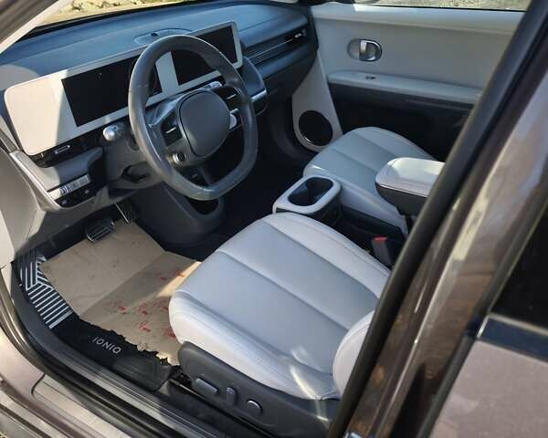 Серый Хендай Ioniq 5, объемом двигателя 0 л и пробегом 38 тыс. км за 31500 $, фото 1 на Automoto.ua