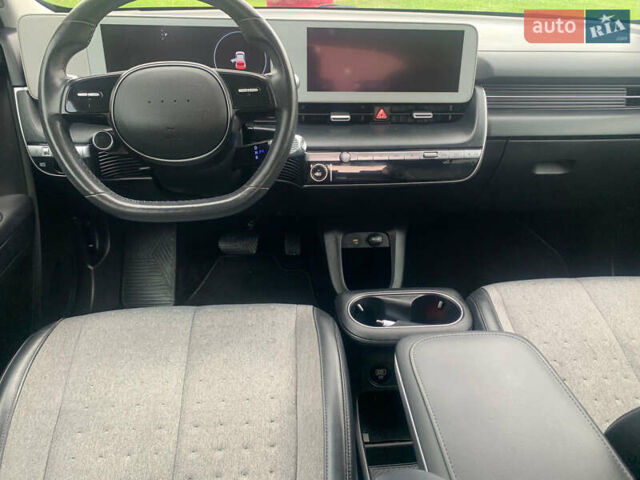 Серый Хендай Ioniq 5, объемом двигателя 0 л и пробегом 113 тыс. км за 23800 $, фото 4 на Automoto.ua