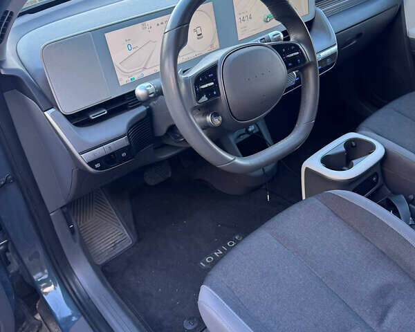 Серый Хендай Ioniq 5, объемом двигателя 0 л и пробегом 141 тыс. км за 21300 $, фото 7 на Automoto.ua