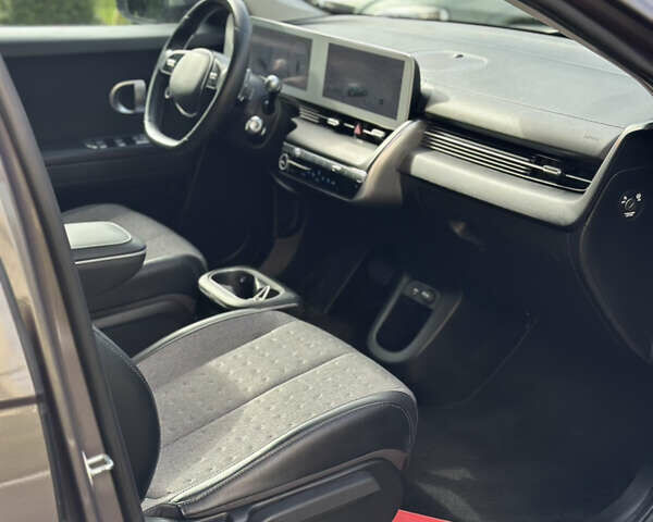 Серый Хендай Ioniq 5, объемом двигателя 0 л и пробегом 185 тыс. км за 23900 $, фото 77 на Automoto.ua