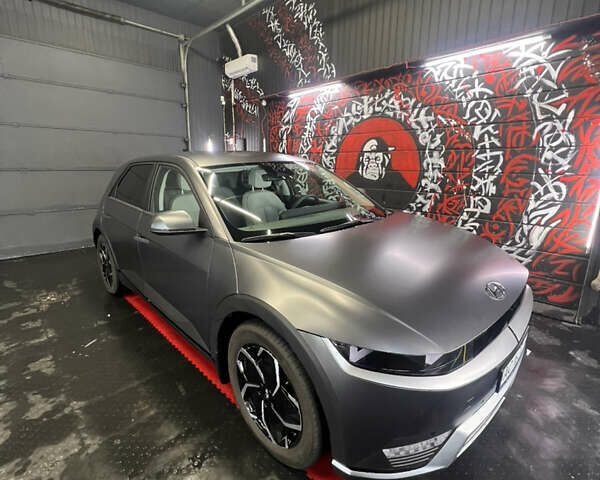 Серый Хендай Ioniq 5, объемом двигателя 0 л и пробегом 19 тыс. км за 28500 $, фото 3 на Automoto.ua