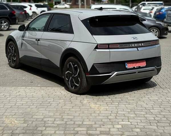 Серый Хендай Ioniq 5, объемом двигателя 0 л и пробегом 56 тыс. км за 26900 $, фото 7 на Automoto.ua