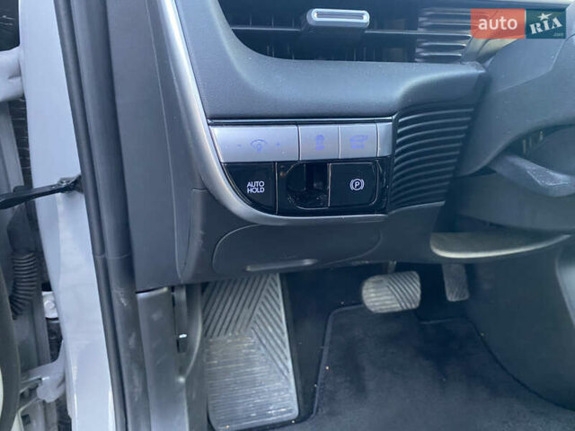 Серый Хендай Ioniq 5, объемом двигателя 0 л и пробегом 18 тыс. км за 28300 $, фото 11 на Automoto.ua