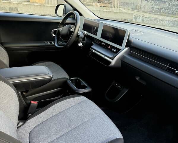 Серый Хендай Ioniq 5, объемом двигателя 0 л и пробегом 26 тыс. км за 25300 $, фото 5 на Automoto.ua