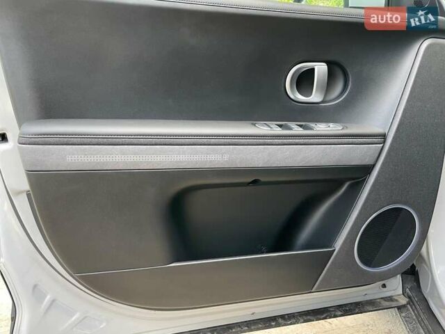 Серый Хендай Ioniq 5, объемом двигателя 0 л и пробегом 1 тыс. км за 37940 $, фото 19 на Automoto.ua