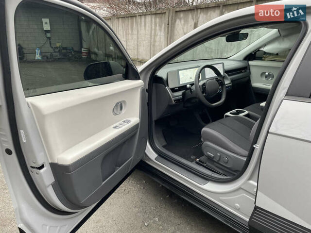 Серый Хендай Ioniq 5, объемом двигателя 0 л и пробегом 30 тыс. км за 17999 $, фото 13 на Automoto.ua