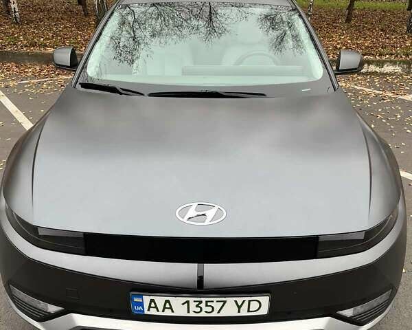 Серый Хендай Ioniq 5, объемом двигателя 0 л и пробегом 34 тыс. км за 27300 $, фото 1 на Automoto.ua