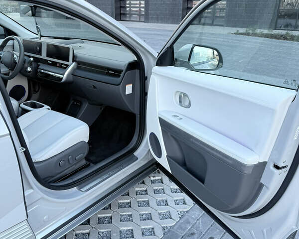 Серый Хендай Ioniq 5, объемом двигателя 0 л и пробегом 27 тыс. км за 30500 $, фото 12 на Automoto.ua