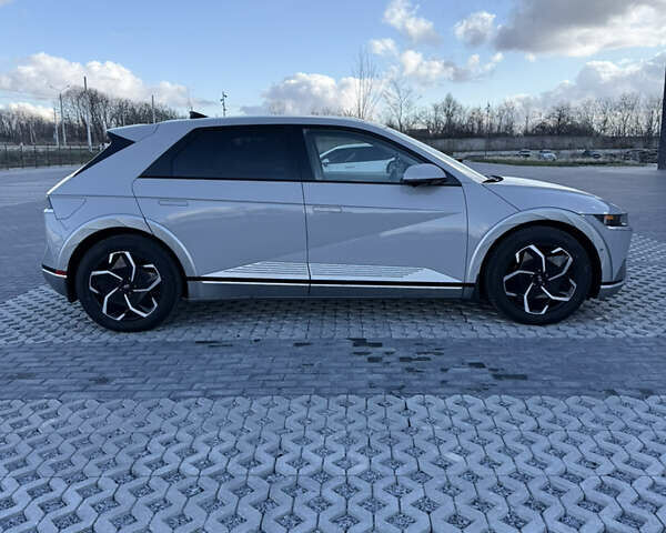 Серый Хендай Ioniq 5, объемом двигателя 0 л и пробегом 27 тыс. км за 30500 $, фото 3 на Automoto.ua