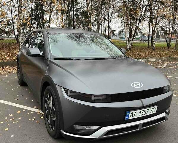 Серый Хендай Ioniq 5, объемом двигателя 0 л и пробегом 34 тыс. км за 27300 $, фото 2 на Automoto.ua