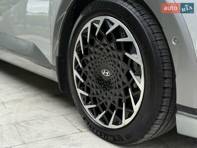 Серый Хендай Ioniq 5, объемом двигателя 0 л и пробегом 20 тыс. км за 27999 $, фото 6 на Automoto.ua