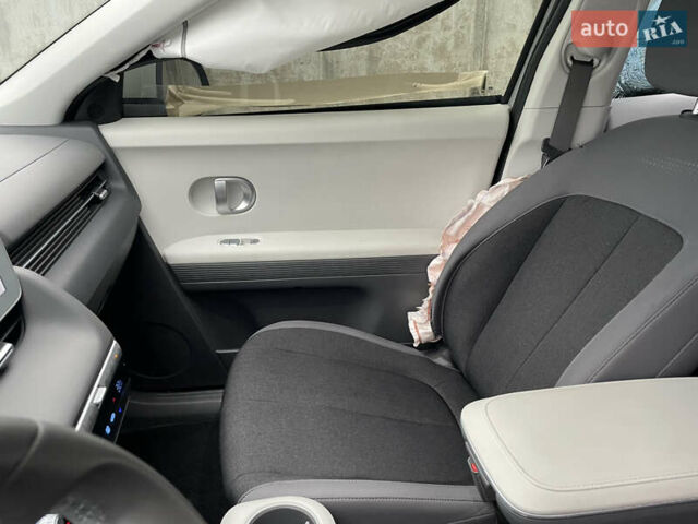 Серый Хендай Ioniq 5, объемом двигателя 0 л и пробегом 30 тыс. км за 17999 $, фото 22 на Automoto.ua