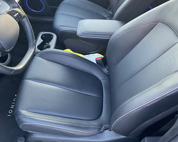 Серый Хендай Ioniq 5, объемом двигателя 0 л и пробегом 18 тыс. км за 28900 $, фото 10 на Automoto.ua