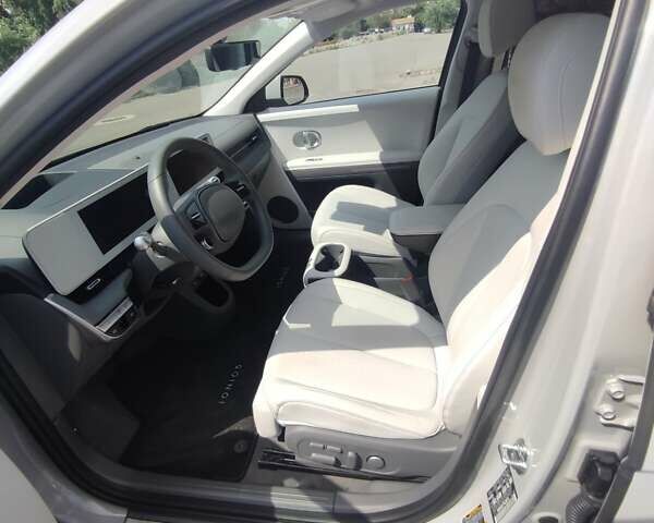 Серый Хендай Ioniq 5, объемом двигателя 0 л и пробегом 14 тыс. км за 36300 $, фото 2 на Automoto.ua