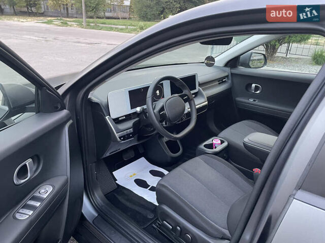 Серый Хендай Ioniq 5, объемом двигателя 0 л и пробегом 7 тыс. км за 30999 $, фото 41 на Automoto.ua