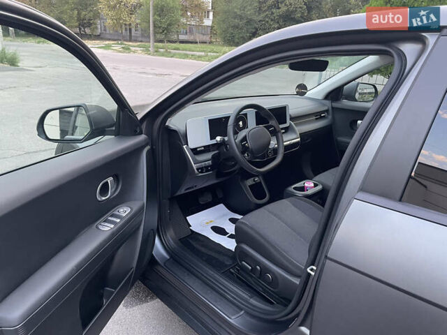 Серый Хендай Ioniq 5, объемом двигателя 0 л и пробегом 7 тыс. км за 30999 $, фото 42 на Automoto.ua