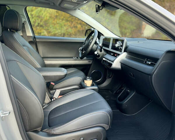 Серый Хендай Ioniq 5, объемом двигателя 0 л и пробегом 29 тыс. км за 27500 $, фото 19 на Automoto.ua