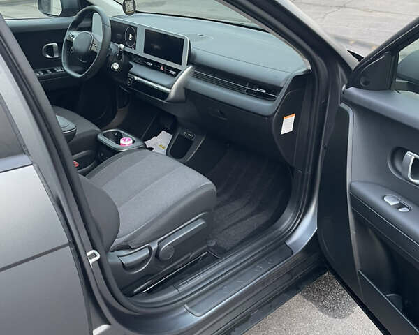 Серый Хендай Ioniq 5, объемом двигателя 0 л и пробегом 7 тыс. км за 30999 $, фото 48 на Automoto.ua