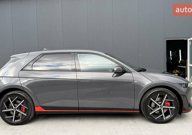 Серый Хендай Ioniq 5, объемом двигателя 0 л и пробегом 2 тыс. км за 40500 $, фото 4 на Automoto.ua