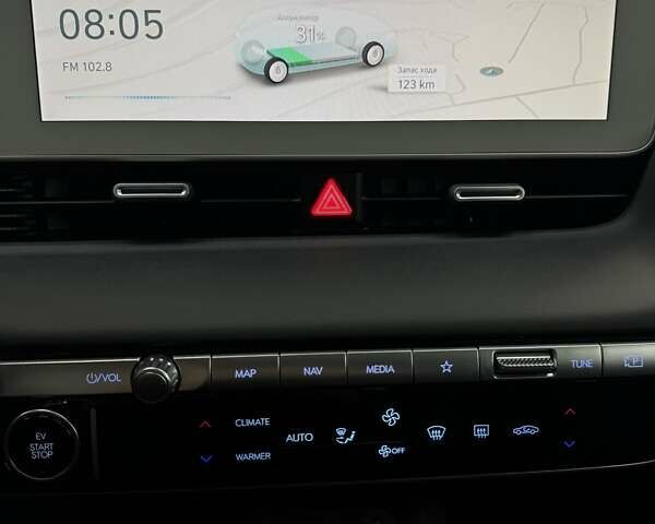 Серый Хендай Ioniq 5, объемом двигателя 0 л и пробегом 8 тыс. км за 27500 $, фото 4 на Automoto.ua