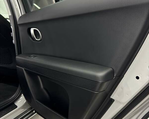 Серый Хендай Ioniq 5, объемом двигателя 0 л и пробегом 8 тыс. км за 27500 $, фото 17 на Automoto.ua