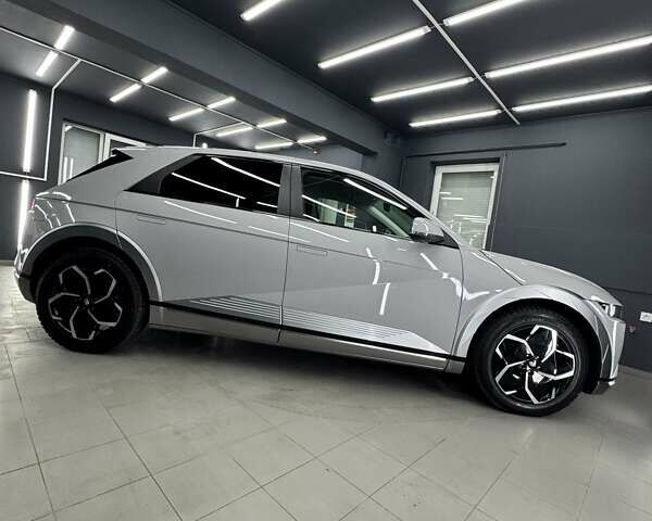 Серый Хендай Ioniq 5, объемом двигателя 0 л и пробегом 8 тыс. км за 27500 $, фото 6 на Automoto.ua