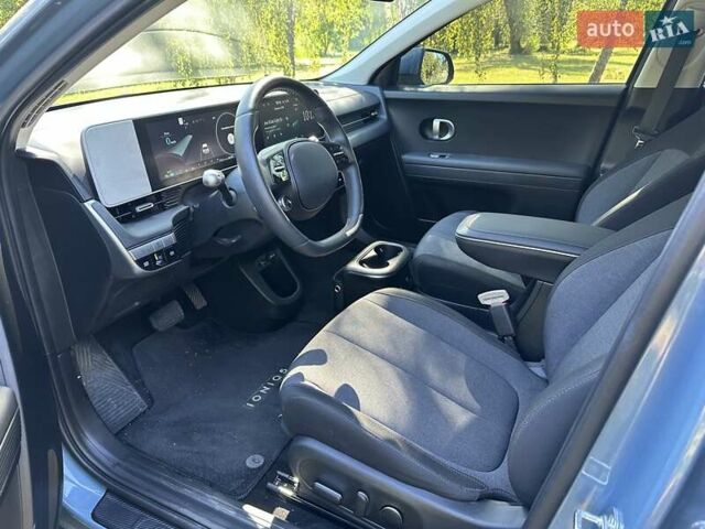 Синий Хендай Ioniq 5, объемом двигателя 0 л и пробегом 8 тыс. км за 27800 $, фото 2 на Automoto.ua