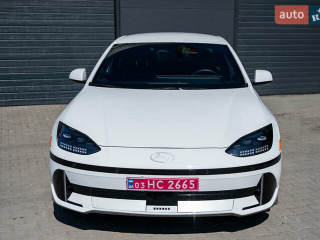 Белый Хендай IONIQ 6, объемом двигателя 0 л и пробегом 4 тыс. км за 25950 $, фото 2 на Automoto.ua