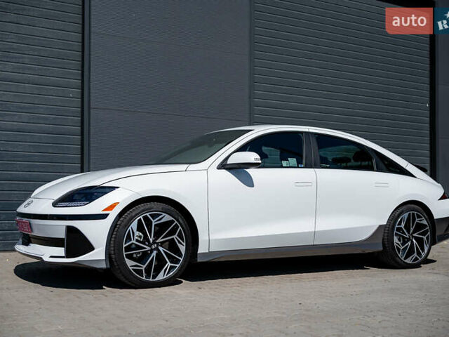 Белый Хендай IONIQ 6, объемом двигателя 0 л и пробегом 4 тыс. км за 25950 $, фото 4 на Automoto.ua