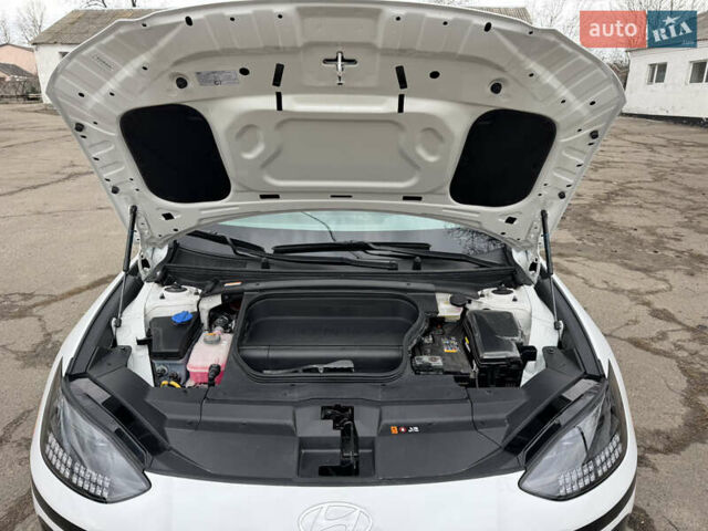 Белый Хендай IONIQ 6, объемом двигателя 0 л и пробегом 11 тыс. км за 23900 $, фото 18 на Automoto.ua
