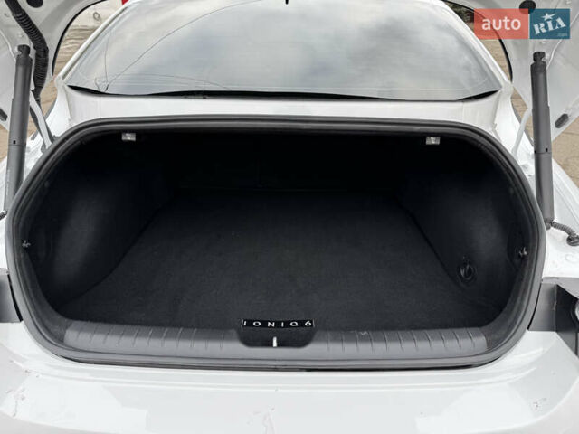 Белый Хендай IONIQ 6, объемом двигателя 0 л и пробегом 11 тыс. км за 23900 $, фото 16 на Automoto.ua