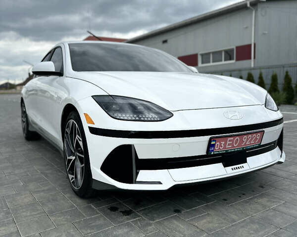 Белый Хендай IONIQ 6, объемом двигателя 0 л и пробегом 10 тыс. км за 25500 $, фото 3 на Automoto.ua