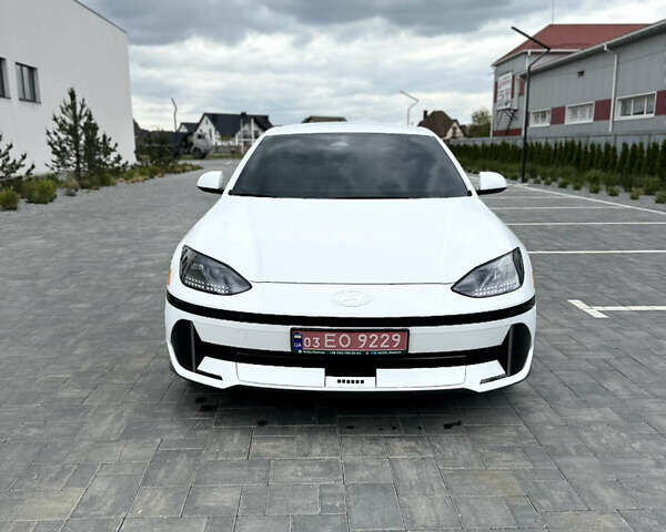 Белый Хендай IONIQ 6, объемом двигателя 0 л и пробегом 10 тыс. км за 25500 $, фото 1 на Automoto.ua