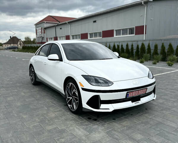 Белый Хендай IONIQ 6, объемом двигателя 0 л и пробегом 10 тыс. км за 25500 $, фото 2 на Automoto.ua