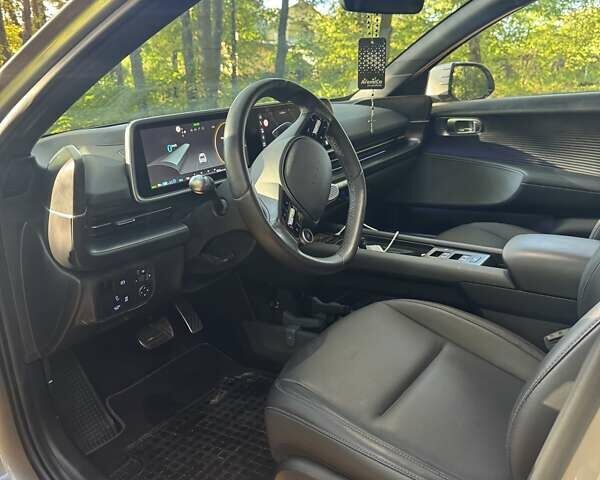 Серый Хендай IONIQ 6, объемом двигателя 0 л и пробегом 18 тыс. км за 29500 $, фото 3 на Automoto.ua