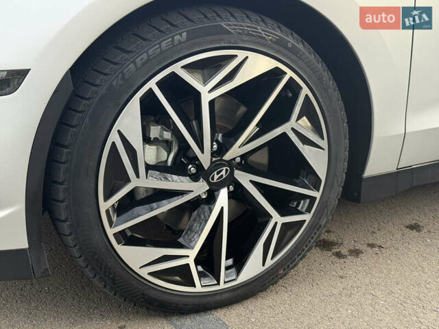 Серый Хендай IONIQ 6, объемом двигателя 0 л и пробегом 10 тыс. км за 28900 $, фото 27 на Automoto.ua