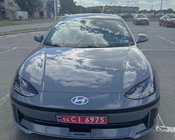 Серый Хендай IONIQ 6, объемом двигателя 0 л и пробегом 39 тыс. км за 31000 $, фото 1 на Automoto.ua