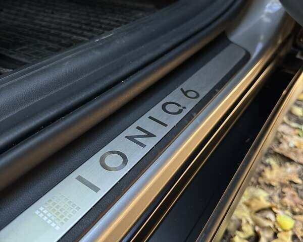Серый Хендай IONIQ 6, объемом двигателя 0 л и пробегом 18 тыс. км за 29500 $, фото 13 на Automoto.ua