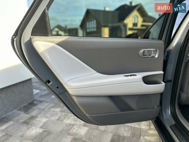 Серый Хендай IONIQ 6, объемом двигателя 0 л и пробегом 41 тыс. км за 28450 $, фото 108 на Automoto.ua