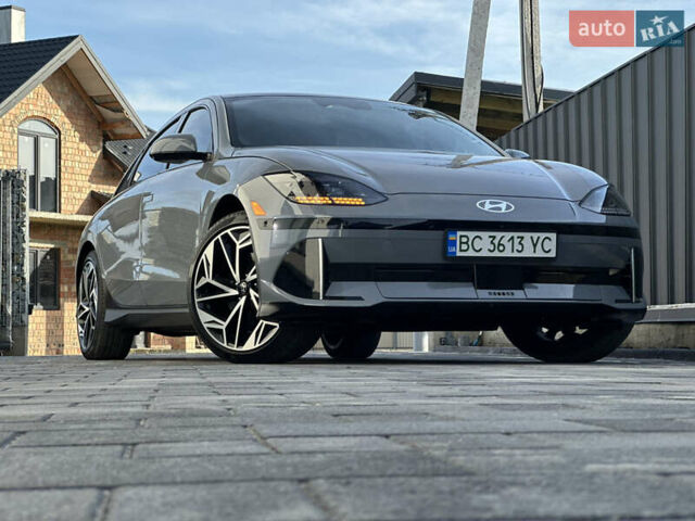 Серый Хендай IONIQ 6, объемом двигателя 0 л и пробегом 41 тыс. км за 28450 $, фото 1 на Automoto.ua