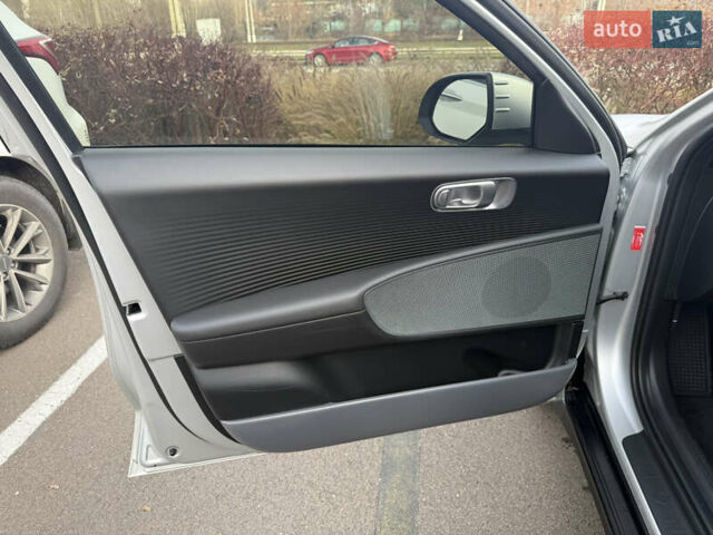 Серый Хендай IONIQ 6, объемом двигателя 0 л и пробегом 10 тыс. км за 28900 $, фото 31 на Automoto.ua