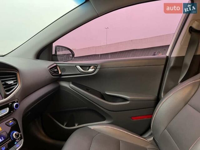 Білий Хендай Ioniq Electric, об'ємом двигуна 0 л та пробігом 70 тис. км за 19300 $, фото 18 на Automoto.ua