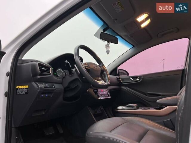 Білий Хендай Ioniq Electric, об'ємом двигуна 0 л та пробігом 70 тис. км за 19300 $, фото 17 на Automoto.ua