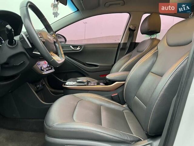 Білий Хендай Ioniq Electric, об'ємом двигуна 0 л та пробігом 70 тис. км за 19300 $, фото 22 на Automoto.ua
