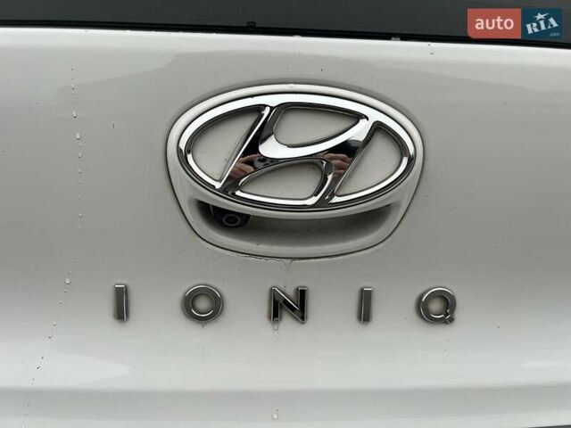 Білий Хендай Ioniq Electric, об'ємом двигуна 0 л та пробігом 70 тис. км за 19300 $, фото 11 на Automoto.ua