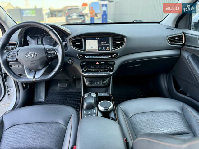 Белый Хендай Ioniq Electric, объемом двигателя 0 л и пробегом 59 тыс. км за 13200 $, фото 18 на Automoto.ua