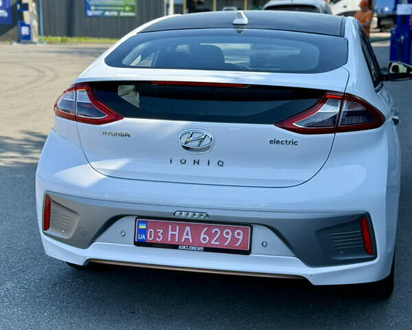 Белый Хендай Ioniq Electric, объемом двигателя 0 л и пробегом 59 тыс. км за 13200 $, фото 5 на Automoto.ua