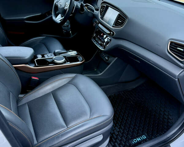 Белый Хендай Ioniq Electric, объемом двигателя 0 л и пробегом 59 тыс. км за 13200 $, фото 11 на Automoto.ua